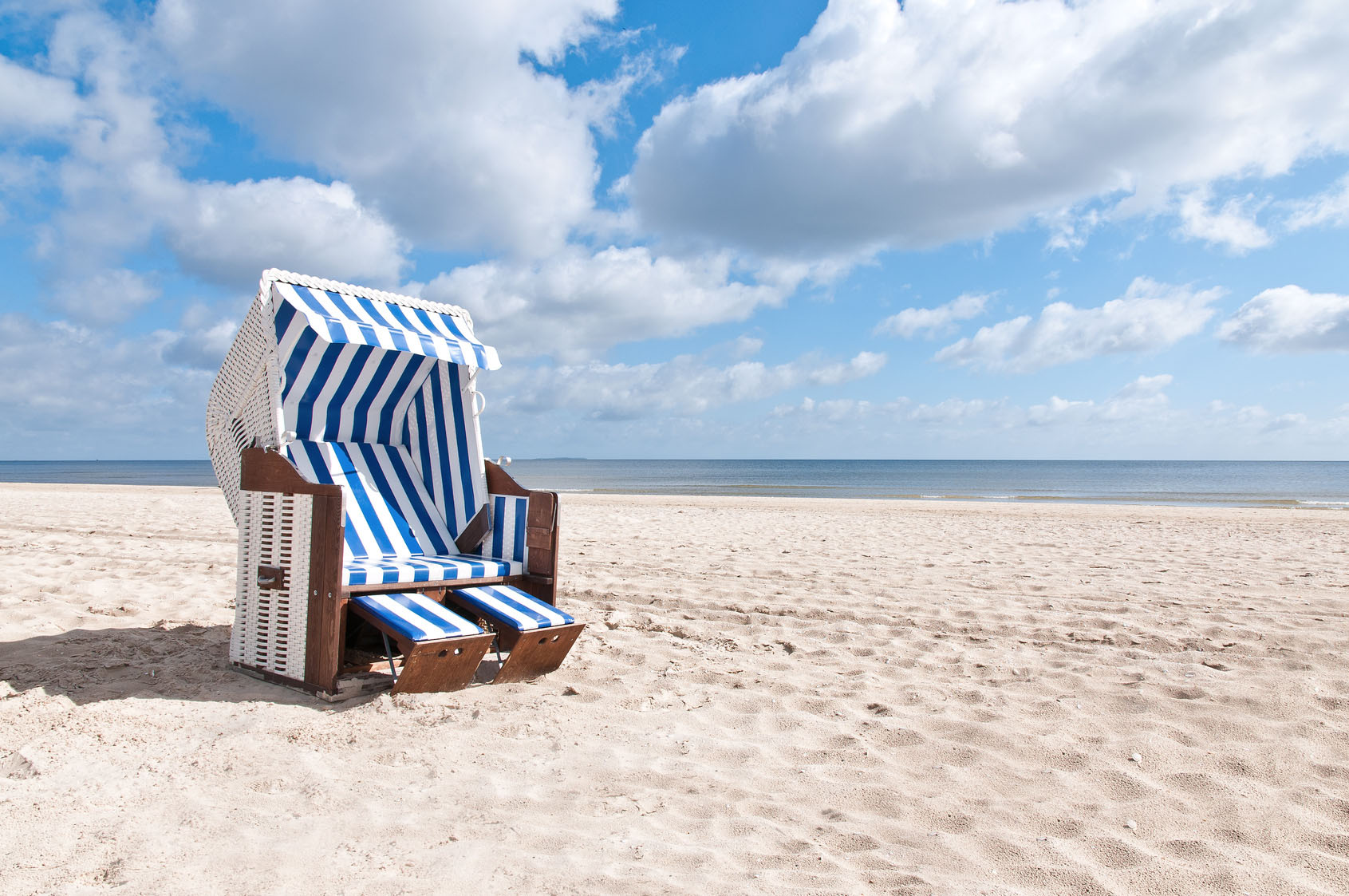 Norderney Strandkorb im Sand